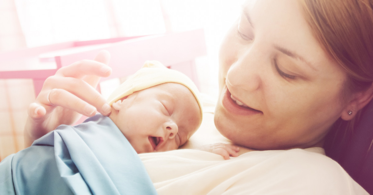 premature_baby_girl_resting_on_mothers_breasts_0